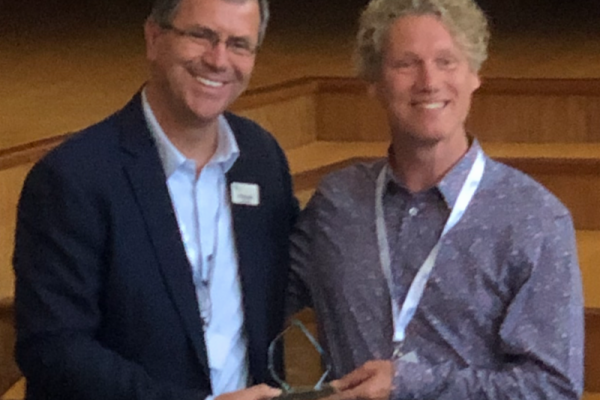Professor Erik de Haan wint de EMCC Research Award 2019
