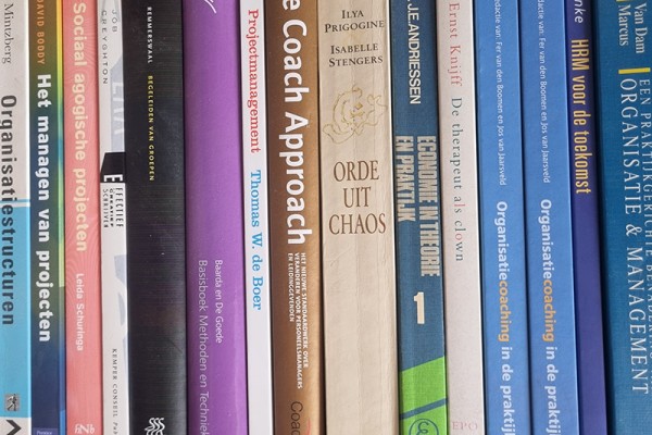 Donatie van uitgebreide coaching boekencollectie aan NOBCO